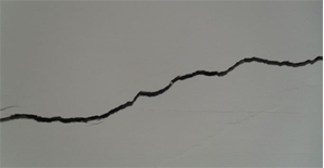 <font color="red">墙面裂缝</font>怎么办？谁负责？