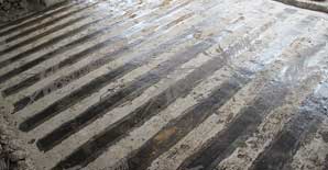 楼板上粘<font color="red">碳纤维布加固</font>