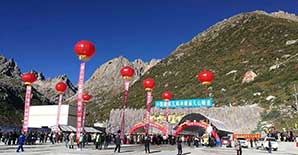 雀儿山隧道通车 隧道<font color="red">碳纤维加固</font>