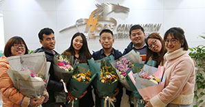 <font color="red">女神节</font>送温暖，上海悍马为女员工送鲜花