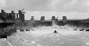 挖通巴拿马运河的脊梁