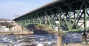 十年前，造成死伤无数的美国密西西比河<font color="red">大桥</font>垮塌事故缘起何由？